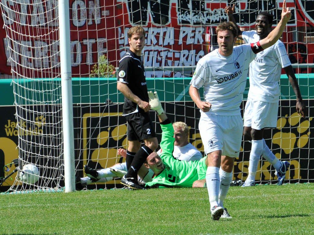 Heiko Butscher (vorne) freut sich ber seinen Treffer zum 1:0.