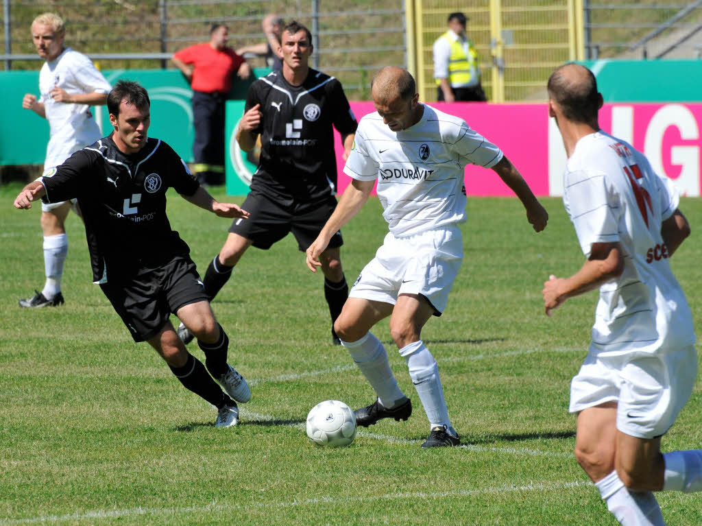 Szenen des Pokalspiels in Elversberg, das der SC Freiburg mit 2:0 gewann.