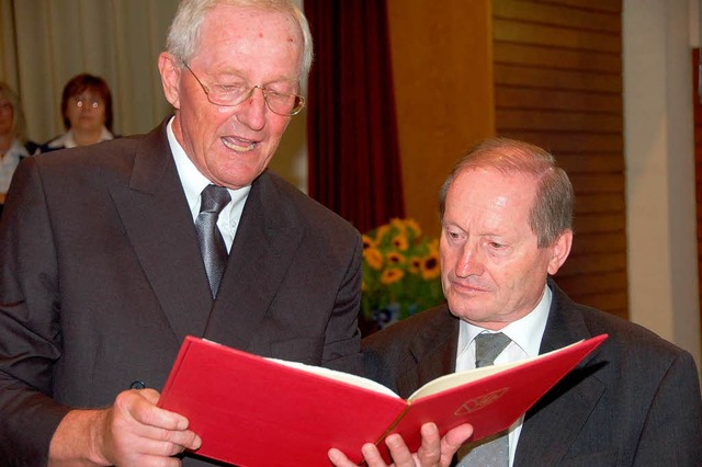 Fritz Schlotter (links) ernennt Hermann Jger zum Ehrenbrger von Teningen  | Foto: Marius Alexander