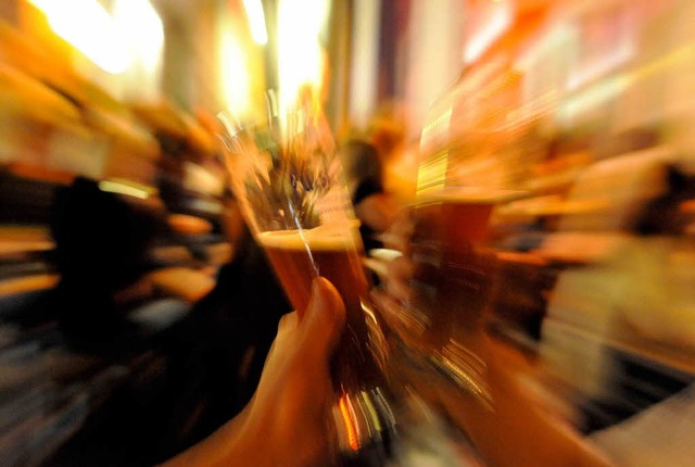 Im Bermudadreieck in Freiburg fliet d...211; ob aus dem Glas oder der Flasche.  | Foto: dpa