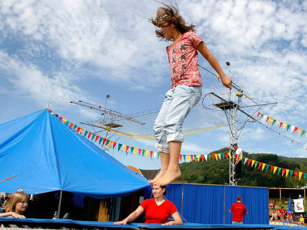 Impressionen von Auftritt und Workshop des Circus Paletti in Seelbach. Impressionen von Auftritt und Workshop des Circus Paletti in Seelbach.