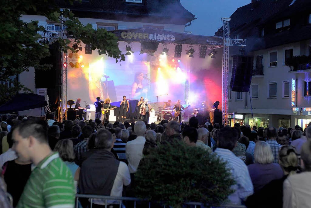 Eine tolle Atmosphäre herrschte am Freitag und Samstag bei den 5. Cover Nights auf dem Markgräfler Platz in Müllheim. Eine tolle Atmosphäre herrschte am Freitag und Samstag bei den 5. Cover Nights auf dem Markgräfler Platz in Müllheim.