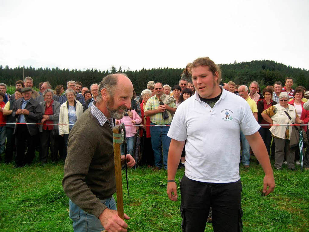 Zwei Meister an der Sense: Alexander Schmidt (rechts) hat um ein Haar den Weltrekord von Sepp Mayer (links) geknackt.