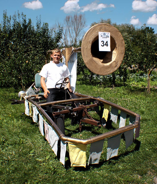 Marc Schlatter von der Narrenzunft mit...kiste, einer selbst gebauten Posaune.   | Foto: Schneberg