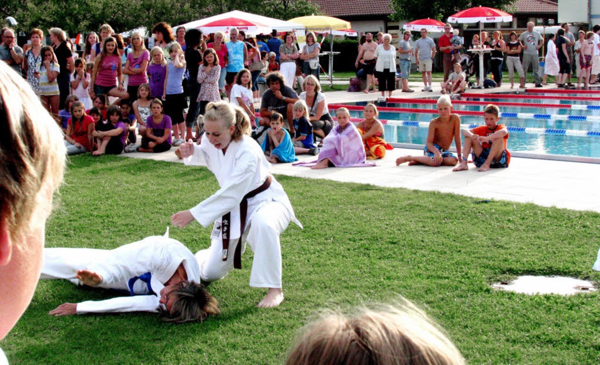 Musik und Unterhaltung wie Karate- ode...er und 300 Mitwirkende im Dreisambad.   | Foto: Monika Rombach
