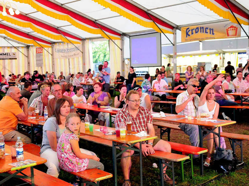 Volksfeststimmung, Live-Musik und die Leidenschaft des Feuers in Schuttern.