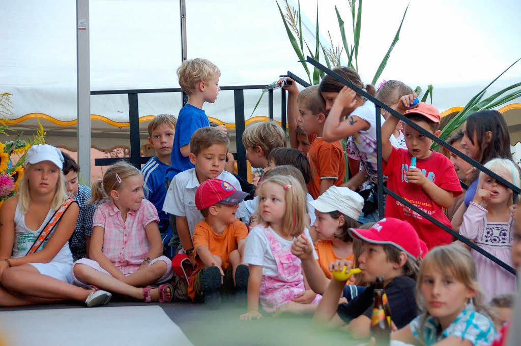 Staunend verfolgten viele Kinder das Geschehen auf der Bhne.