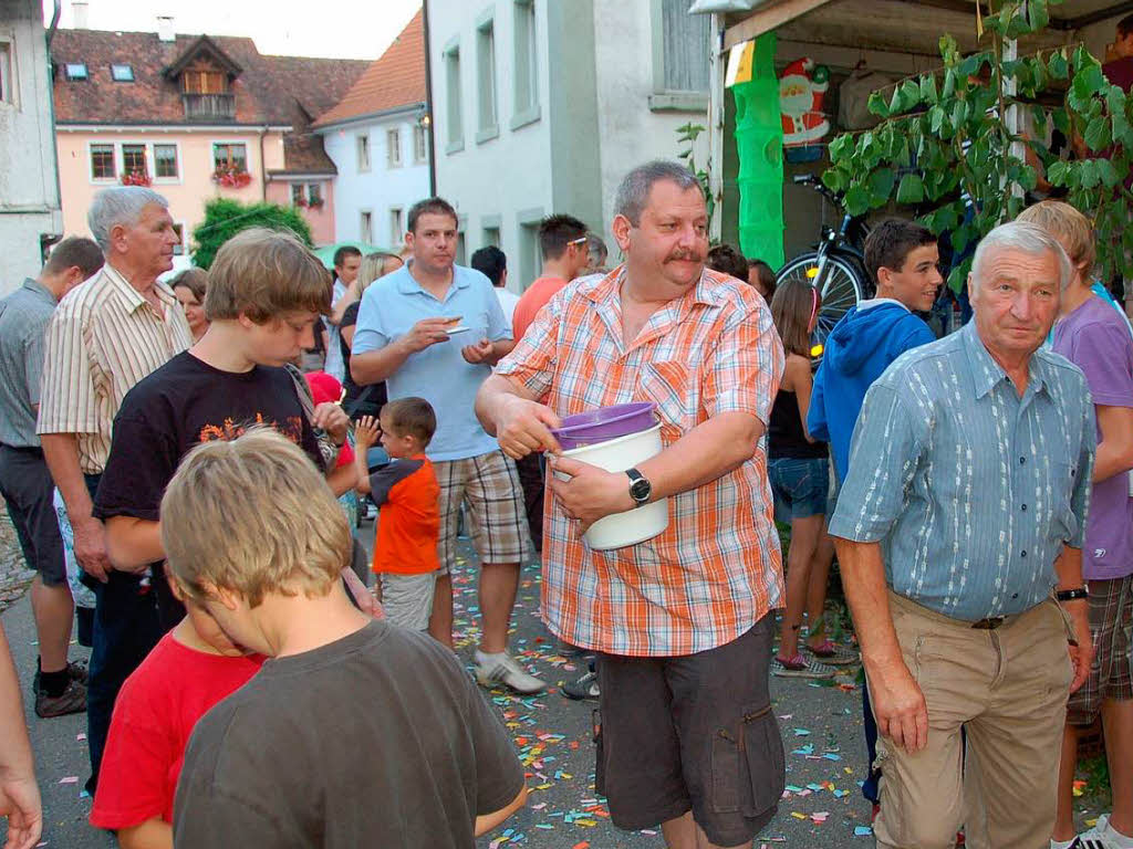 Auch an der Losbude versuchten viele Festbesucher ihr Glck.