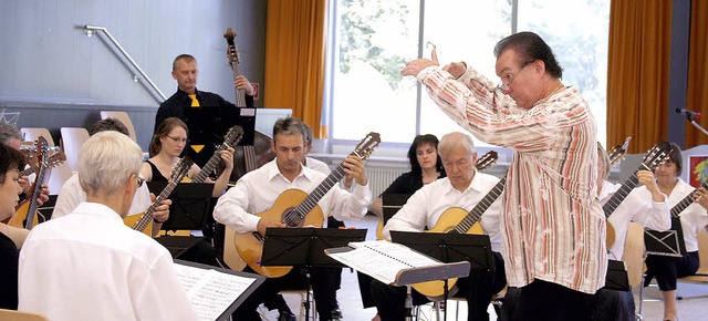 Wolfgang Bast  (stehend)  machte sich ... Geburtstagsgala eine groe Freude.     | Foto: heidi fssel