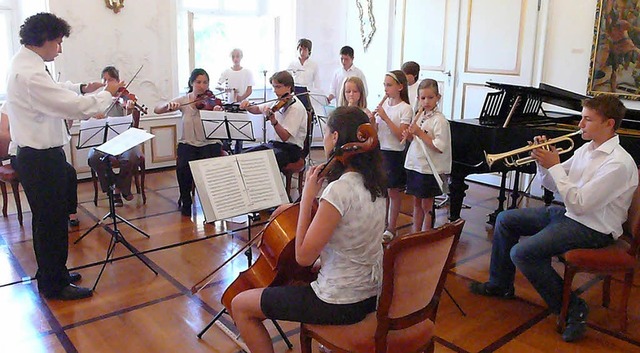 Das Kinderkammerorchester mit Alfredo Medieta.   | Foto: Eberhard Weiss