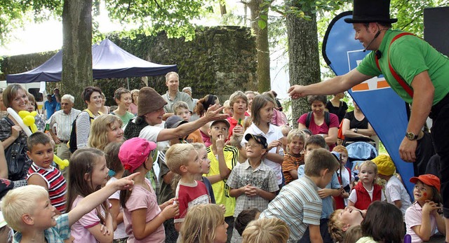 Rund ums Schlssle spielte sich der Fr...ichten, Clownereien und Basteleien ab.  | Foto: jrn kerckhoff