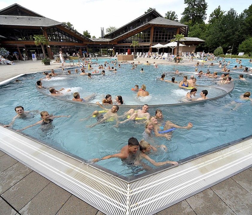 Gut gefüllt: Im Eugen-Keidel-Thermalba...ften die Gäste gestern umsonst baden.   | Foto: thomas Kunz
