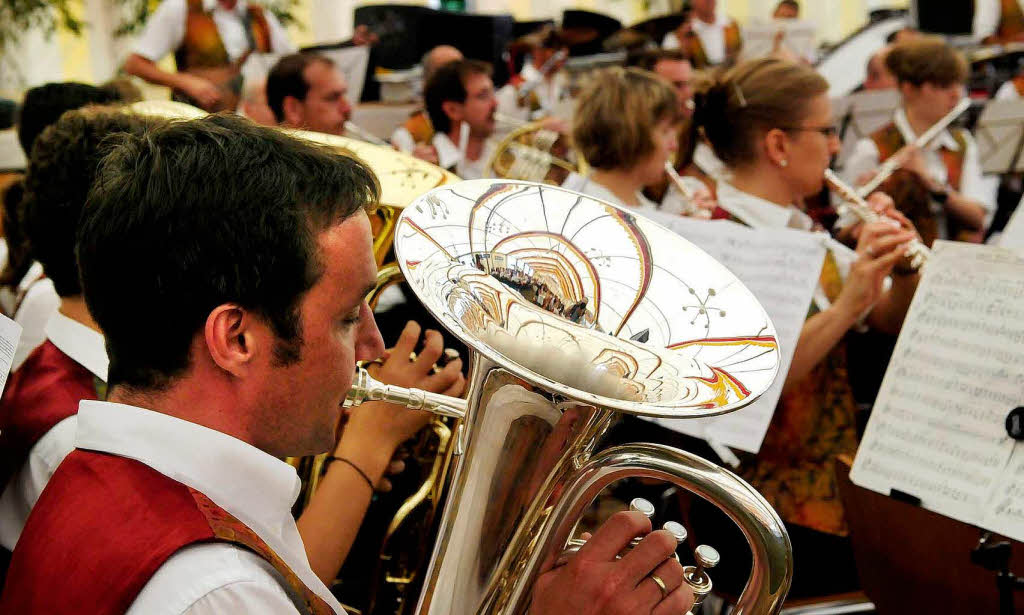 Volksfeststimmung, Live-Musik und die Leidenschaft des Feuers in Schuttern.