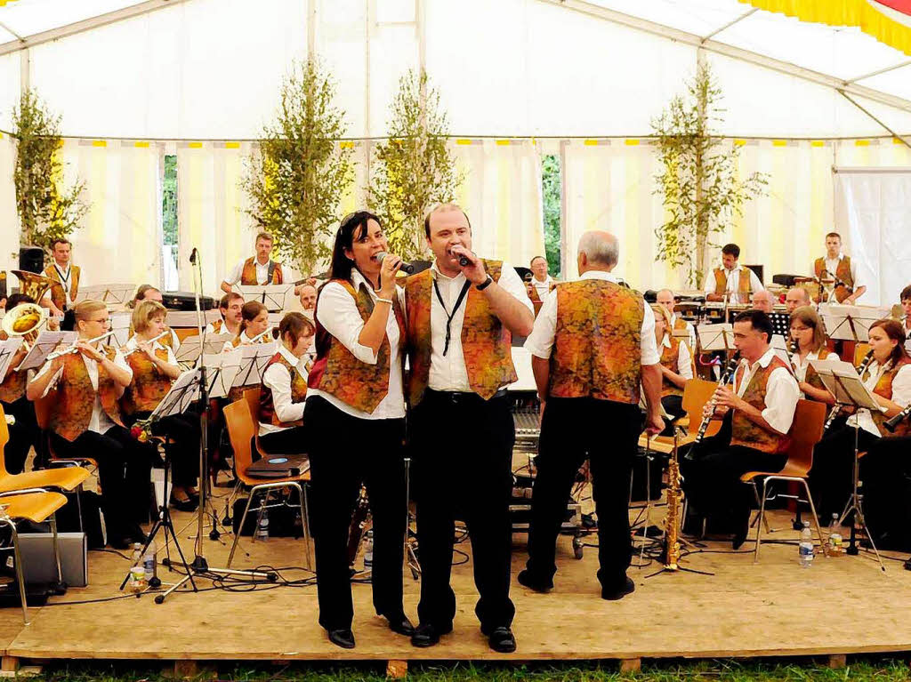 Volksfeststimmung, Live-Musik und die Leidenschaft des Feuers in Schuttern.