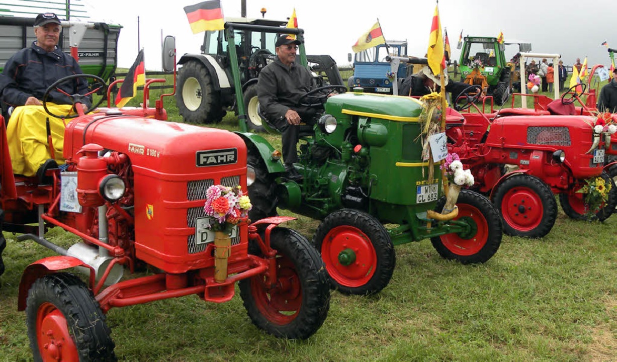 Jedes Mal eine stolze Parade: der Traktoren-Treff auf dem Schlachter-Hof.  | Foto: Kirsten Lux