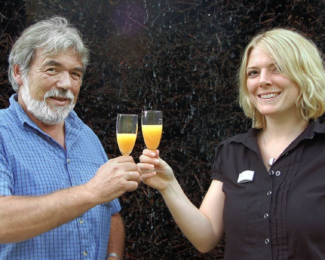 Dr. Christoph von Ascheraden und Anja Oswald stoen an.  | Foto: Kathrin Blum