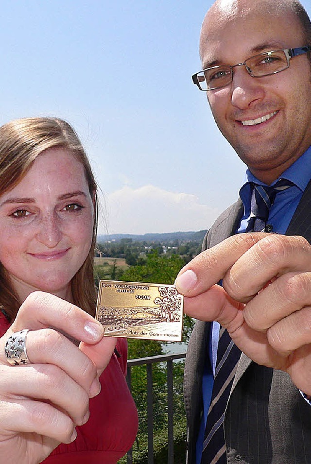 Juliane Wsserle und Jochen Seipp mit der Chilbi-Plakette.    | Foto: Herbst