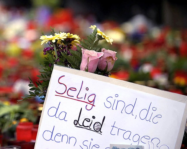 Blumen fr die Opfer nach dem Amoklauf im Mrz  | Foto: dpa