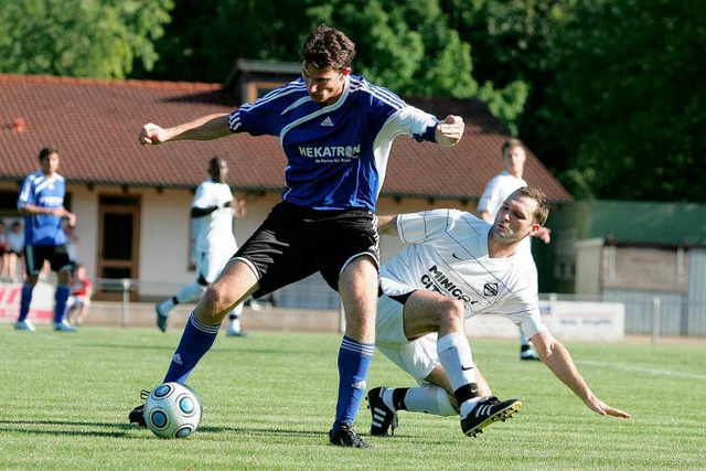 Der FC Steinen, hier Spielfhrer Jens ...isten VfR Hausen in die Verlngerung.   | Foto: Schn