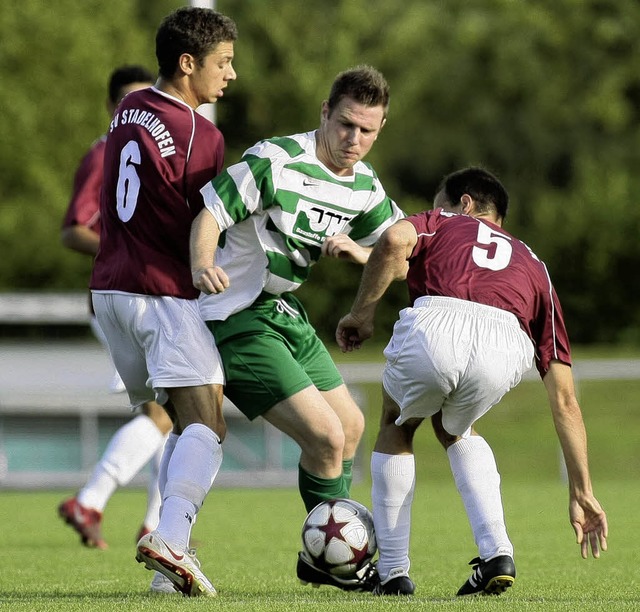 Fussball FV Schutterwald vs. SV Stadel...ikampf mit zwei Stadelhofener Spieler.  | Foto: Peter Aukthun-Grmer