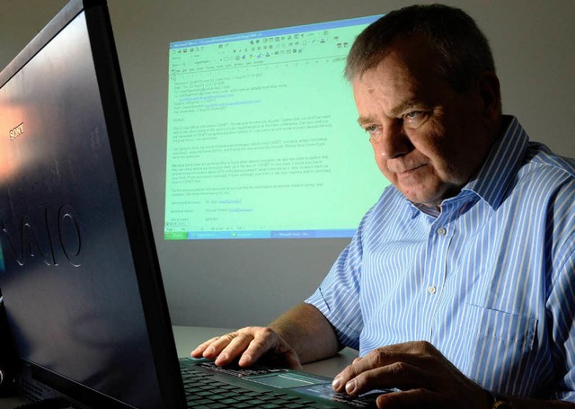Internetpionier Werner Zorn betrachtet... die auch im Hintergrund zu sehen ist.  | Foto: dpa