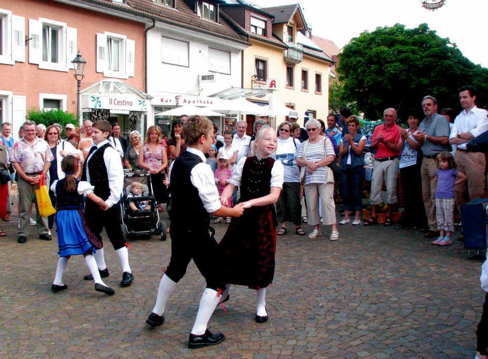 Der Nachwuchs der Trachtengruppe Kirchzarten tanzte bei der Markteröffnung.   | Foto: monika rombach
