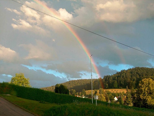 Dunkle Wolken und ein Regenbogen ber dem Mnstertal.  | Foto: Patrick Ohnemus