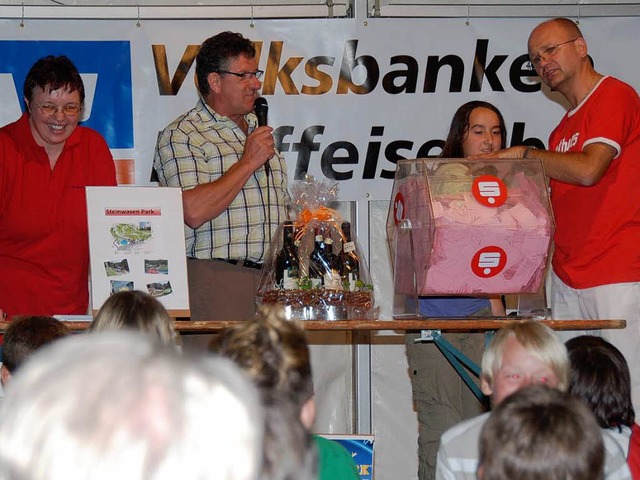 Spannend war die Ziehung der Gewinner der Tombola-Preise .  | Foto: Dietmar Noeske