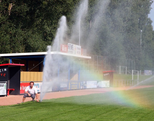 Wasser marsch! Die neue Beregnungsanlage  des FV Ettenheim ist in Betrieb.   | Foto: Sandra Decoux-Kone