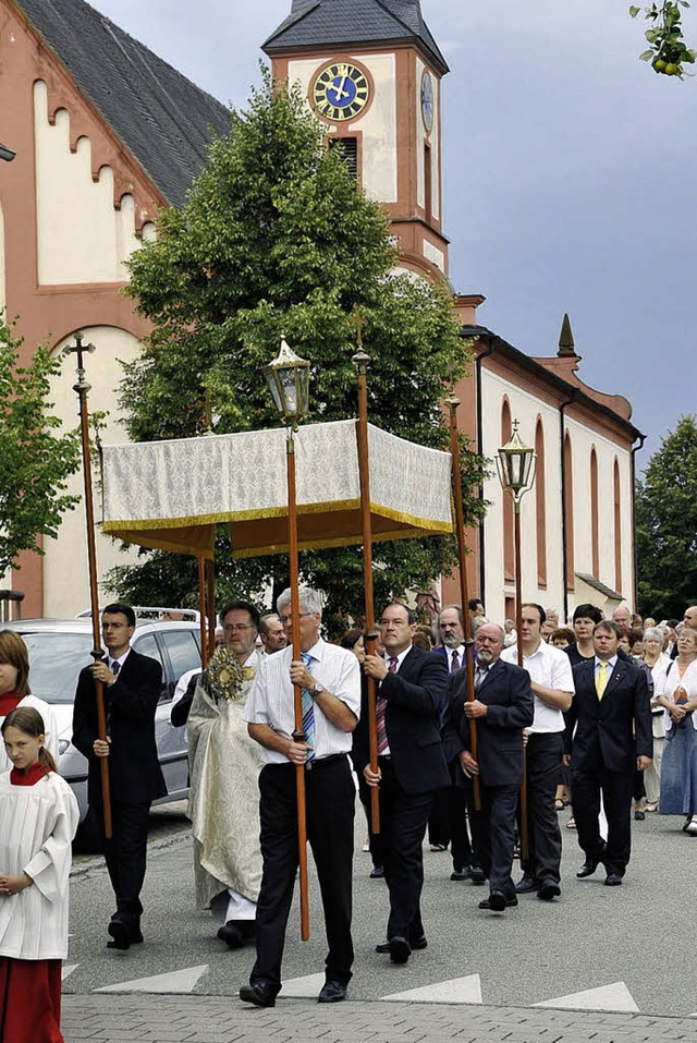 Nach dem Gottesdienst folgte   die Pro...enmaier  (Mitte) trgt die Monstranz.   | Foto: Bernhard Rein