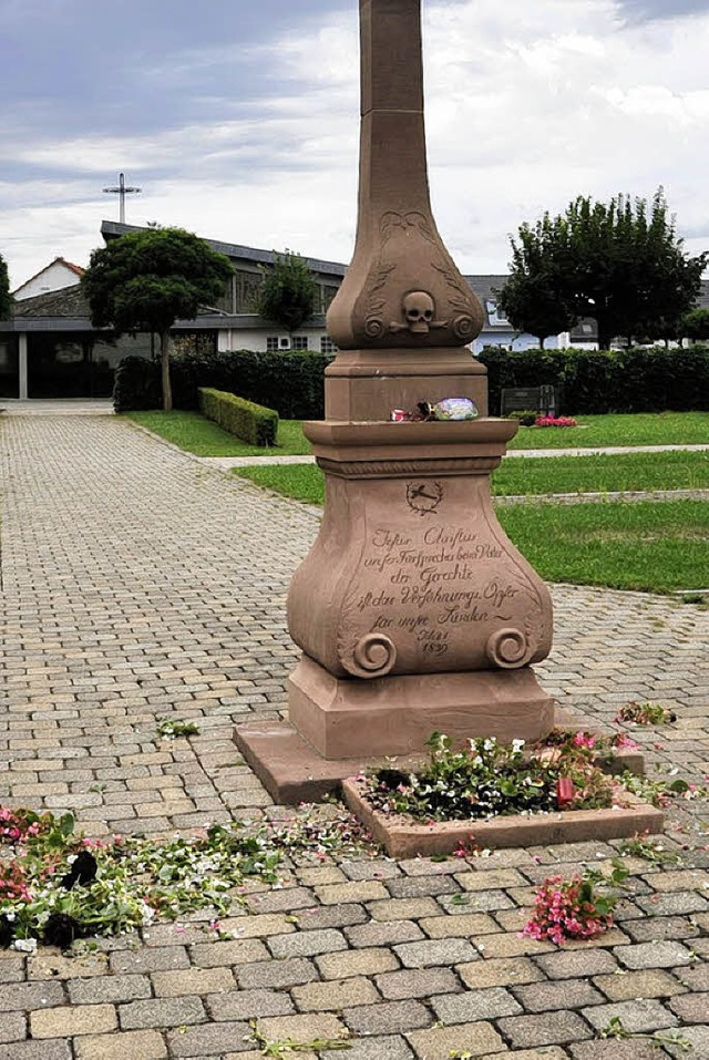 Das Blumenbeet beim Ruster Friedhofskreuz wurde von Unbekannten zerstrt.   | Foto: B. Rein