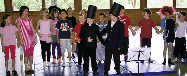 Die Zirkus-Truppe begeisterte mit viel...ekttagen der Schule in Hinterzarten.    | Foto: DIETER MAURER