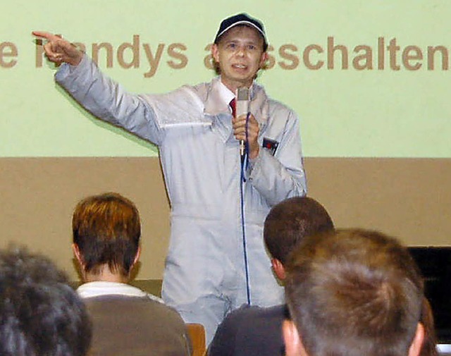 Ulrich Weiner im Strahlenschutzanzug b...trag in der Gemeindehalle in Frhnd.    | Foto: Ulrike Jger