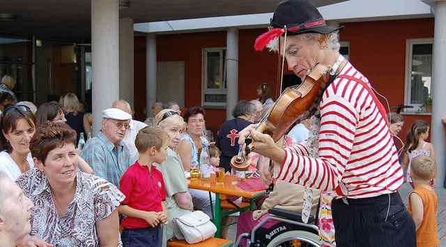 Musikclown     Lauscho und seine Violine  bringen   Zuschauer zum Staunen 