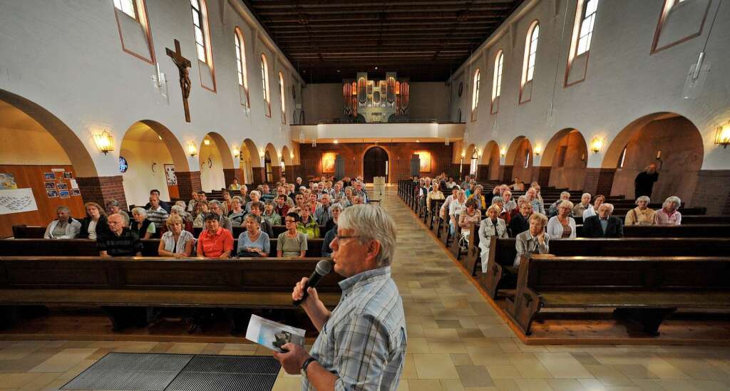 Diakon Josef Glaser erklrt den Besuchern die Kirche.