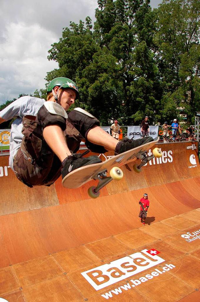 Hoch fliegen die Skater in der Basler Halfpipe.  | Foto: Martin Wilhelm