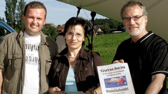Hauptpreis der BZ-Verlosung war ein Ba...ela und Markus Kromer aus Grafenhausen  | Foto: Chris Seifried