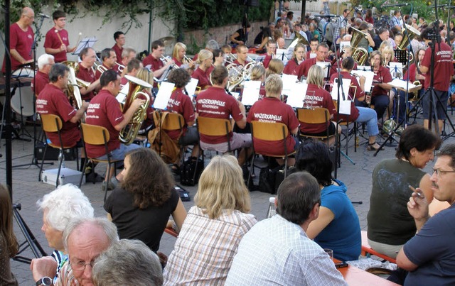 Viele Zuhrer hatte die Winzerkapelle ...rem Konzert im Hohland in Kndringen.   | Foto: Karlernst Lauffer