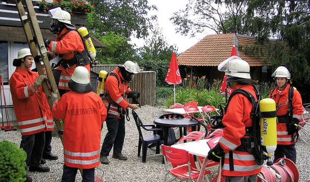 Die Feuerwehren Biederbach und Schweig...m bei den &#8222;Hhenhusern&#8220;.   | Foto: Berthold Meier