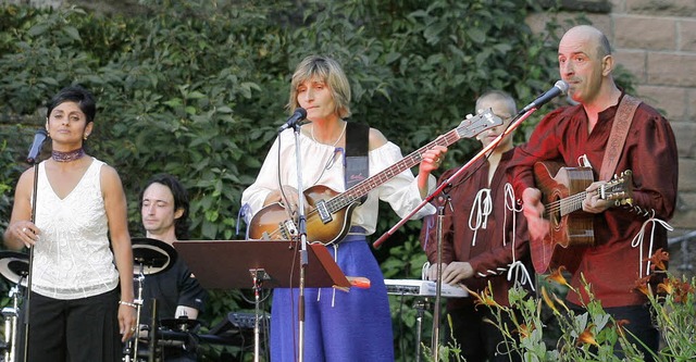 Modi Vivendi mit Lorraine Jones, Armin... bei ihrem Auftritt im Klostergarten.   | Foto: Heidi Fssel