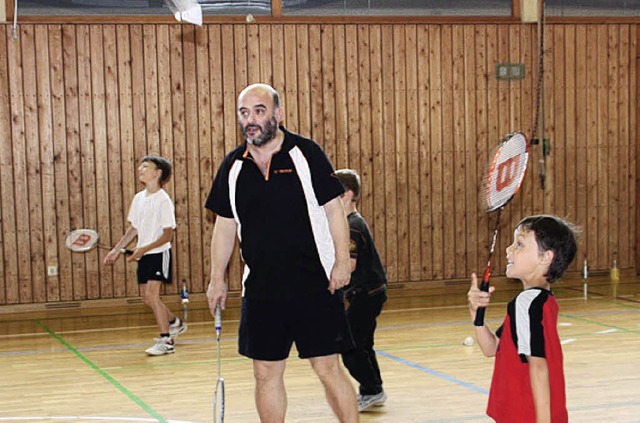 Michael und Daniela Loch brachten den ...pielern die Grundlagen des Sports bei.  | Foto: kf