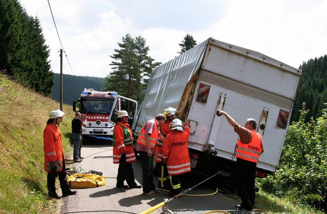 Nach einem missglckten Ausweichmanve...r sicherte das verunglckte Fahrzeug.   | Foto: Wursthorn