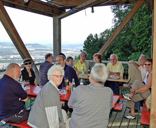 Mit Blick ins Rheintal feierten die Fe...n und Herten ihren Hock am Eigenturm.   | Foto: Heinz Vollmar