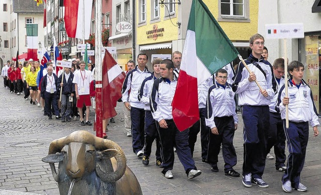 Hinter ihren Landesflaggen marschierte...schaften vor das Waldshuter Rathaus.    | Foto: Herbst