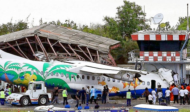 Auf dem gesperrten Flughafen von Ko Sa...tungskrfte  am Dienstag  Verletzte.    | Foto: dpa