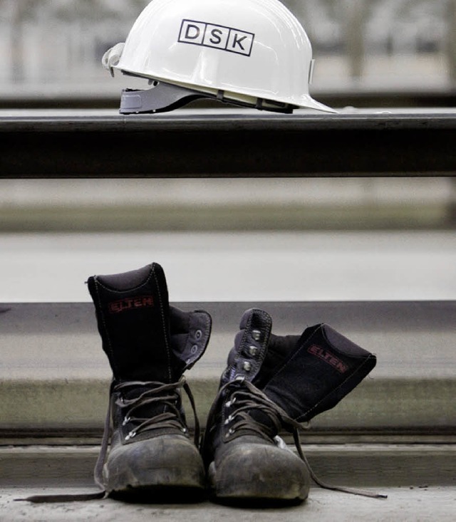 Strukturwandel: Helm und Schuhe eines ...im Steinkohlebergwerk Saar bei Lebach   | Foto: dpa