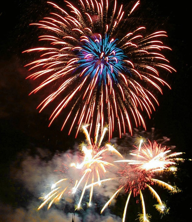 Sternenglanz und bunte Funken: Zu Film...das Feuerwerk in Konstanz abgebrannt.   | Foto: Veranstalter/Wagner