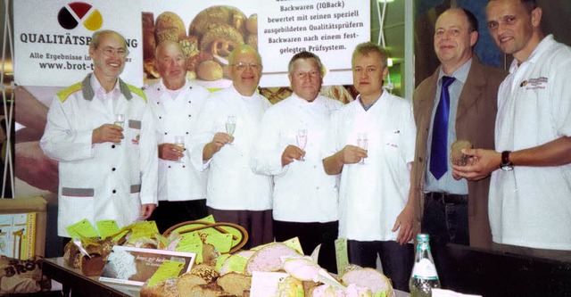 Die Bckermeister Oswald Ebner, Mnste...aufen, und die Brotprfer (von links)   | Foto: Grosholz