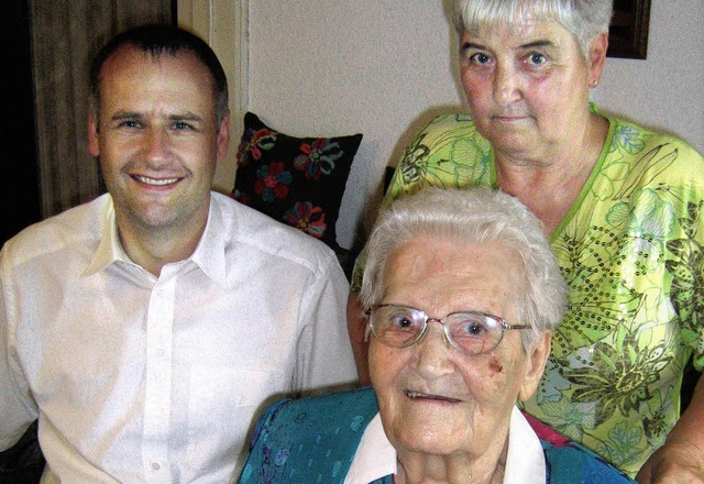 Zu ihrem 95. Geburtstag bekam Frieda S...omas Breig; rechts Tochter Roswitha.    | Foto: anne freyer