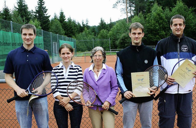 Die neuen Meister des Tennisclubs Hint... der Siegerehrung teilnehmen konnte.    | Foto: DIETER MAURER